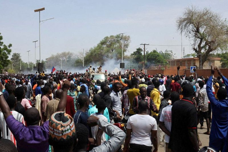 &copy; Reuters. قوات المن بالنيجر تطلق الغاز المسيل للدموع لتفريق متظاهرين مؤيدين للمجلس العسكري تجمعوا خارج مبنى السفارة الفرنسية في نيامي يوم الأحد. تصو