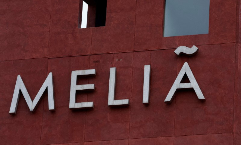 &copy; Reuters. FOTO DE ARCHIVO: El logotipo de la cadena hotelera española Meliá en el Hotel Meliá en Bilbao, España, 23 de febrero de 2023. REUTERS/Vincent West/Foto de archivo