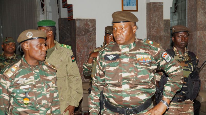 &copy; Reuters. الجنرال عبد الرحمن تياني، الذي أعلنه قادة الانقلاب في النيجر رئيسا جديدا للبلاد، لدى وصوله للقاء وزراء في نيامي يوم 28 يوليو تموز 2023. تصوير: ب