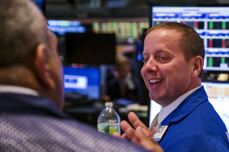 © Reuters. Les traders de la Bourse de New York, aux Etats-Unis. /Photo prise le 26 août 2015/REUTERS/Lucas Jackson