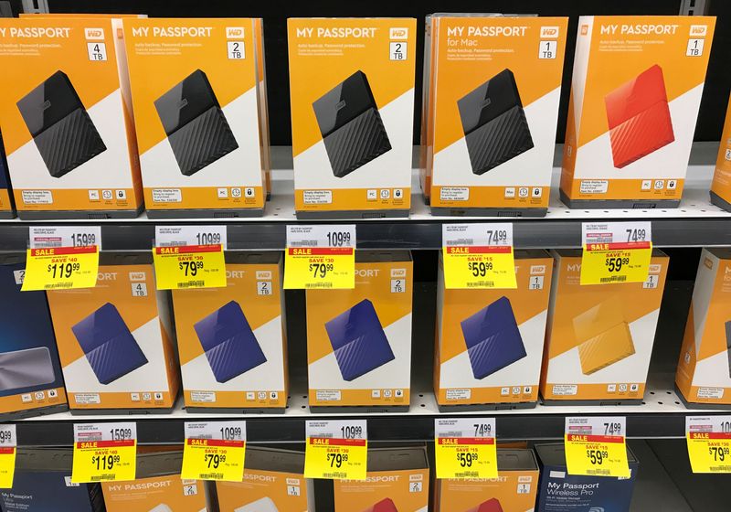 &copy; Reuters. FILE PHOTO: Western Digital hard drives are shown for sale at an Office Depot Inc store in Encinitas, California, U.S., May 8, 2017. REUTERS/Mike Blake/File Photo