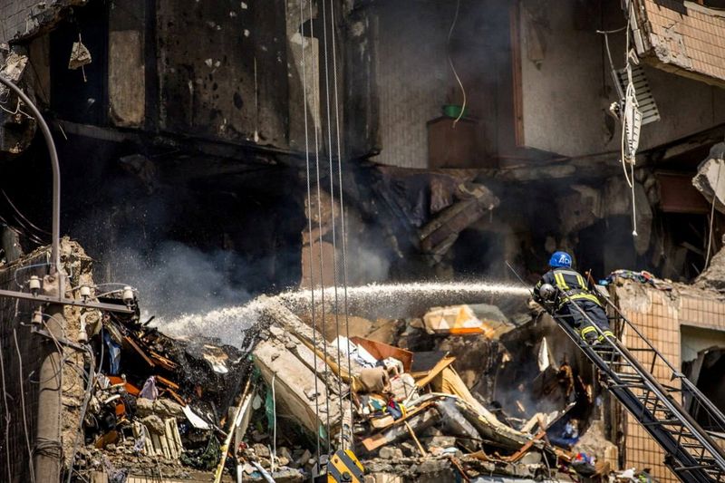 &copy; Reuters. A firefighter works at a site of an apartment building heavily damaged by a Russian missile strike, amid Russia's attack on Ukraine, in Kryvyi Rih, Ukraine July 31, 2023.  Press service of the State Emergency Service of Ukraine/Handout via REUTERS