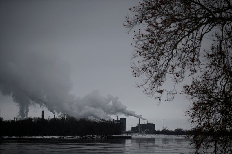 &copy; Reuters. FILE PHOTO: A power plant is seen by the Mississippi River in Muscatine, Iowa, U.S., January 28, 2020. REUTERS/Carlos Barria