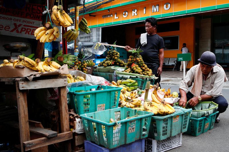 &copy; Reuters. FILE PHOTO-Vendors arrange their fruits at a traditional market in Jakarta, Indonesia, January 2, 2023. REUTERS/Ajeng Dinar Ulfiana/File Photo