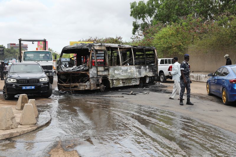 © Reuters. منظر لحافلة محترقة لنقل الركاب في منطقة ماريسته بالعاصمة داكار خلال احتجاجات يوم الأحد بسبب القاء القبض على زعيم المعارضة السنغالي عثمان سونكو . تصوير : نجودة ديون - رويترز .  
  