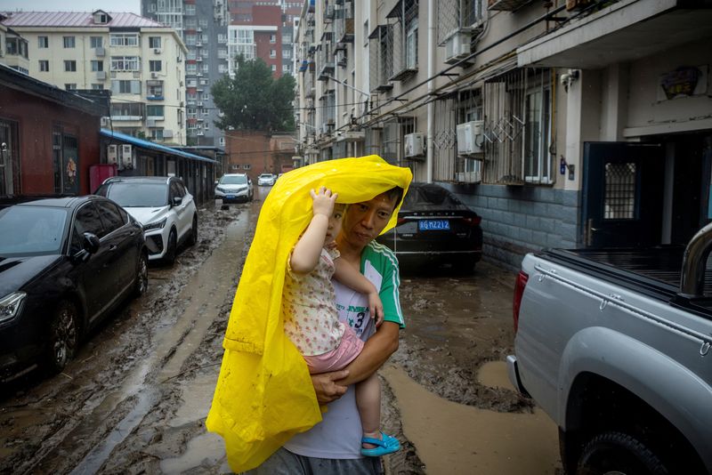 &copy; Reuters.     中国の首都北京や周辺地域では台風５号（トクスリ）の影響で１日も豪雨が続いた。北京で１日撮影（２０２３年　ロイター／Thomas Peter）