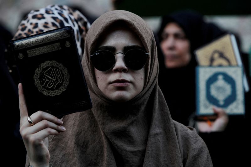 &copy; Reuters. FILE PHOTO: Protesters hold copies of the Koran as they demonstrate outside the Consulate General of Sweden in Istanbul, Turkey, July  30, 2023. REUTERS/Dilara Senkaya/File Photo