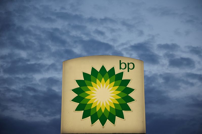 &copy; Reuters. Logo de BP dans une station-service à Pienkow, Pologne. /Photo prise le 8 juin 2022/REUTERS/Kacper Pempel