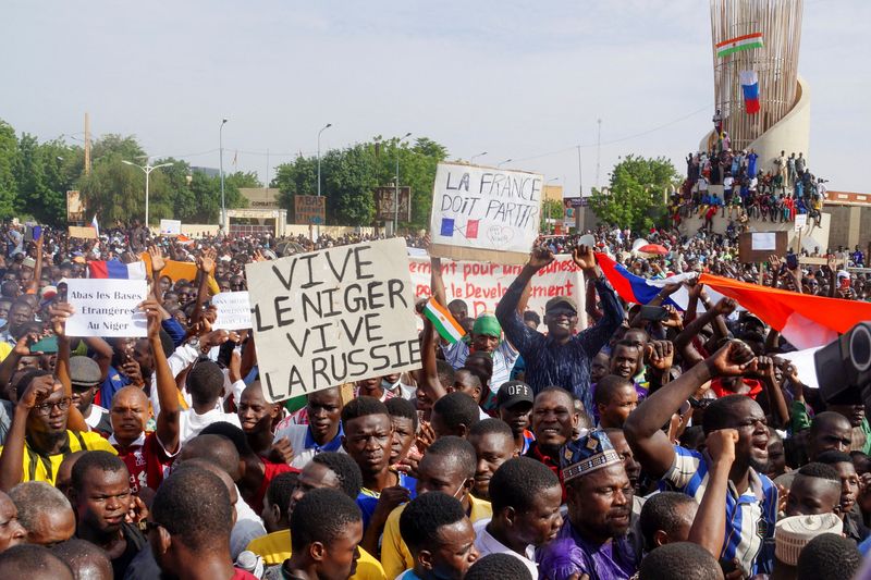 &copy; Reuters. Des manifestants se rassemblent pour soutenir les soldats putschistes à Niamey, la capitale du Niger. /Photo prise le 30 juillet 202/REUTERS/Balima Boureima 