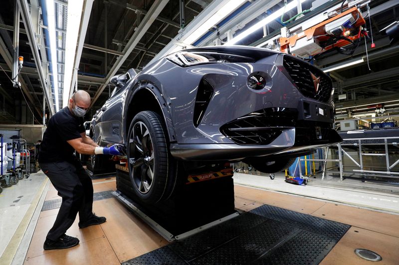 &copy; Reuters. Una vettura Formentor di Seat Cupra viene assemblata sulla linea di montaggio della fabbrica di Martorell, vicino a Barcellona, Spagna, 29 settembre 2020. REUTERS/Albert Gea/File Photo
