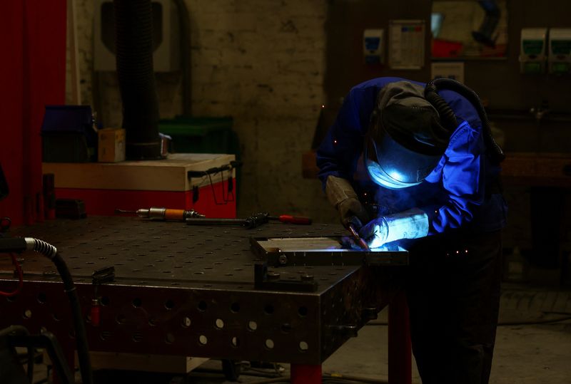&copy; Reuters. Un homme travaille dans une usine d'équipements militaires à Kassel, en Allemagne. /Photo prise le 25 juillet 2023/REUTERS/Kai Pfaffenbach