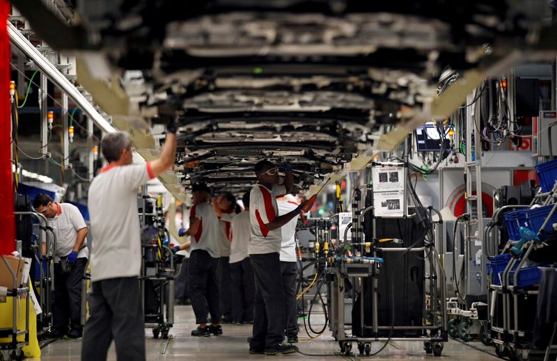 &copy; Reuters. Des ouvriers travaillent dans une usine automobile à Martorell, près de Barcelone, en Espagne. /Photo prise le 31 octobre 2018/REUTERS/Albert Gea