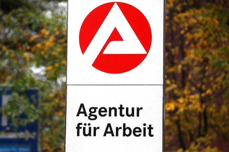 &copy; Reuters. Photo d'archive d'un panneau menant à un centre d'emploi à Munich, en Allemagne. /Photo prise le 8 novembre 2017/REUTERS/Michael Dalder