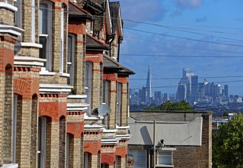 © Reuters. Buildings in the City of London are seen alongside Victorian residential housing in South London, Britain, August 1, 2023. REUTERS/ Susannah Ireland