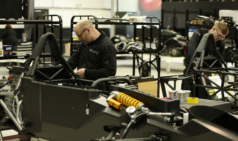 &copy; Reuters. Des ouvriers travaillent dans une usine automobile à Liverpool, en Grande-Bretagne. /Photo prise le 15 mars 2023/REUTERS/Phil Noble
