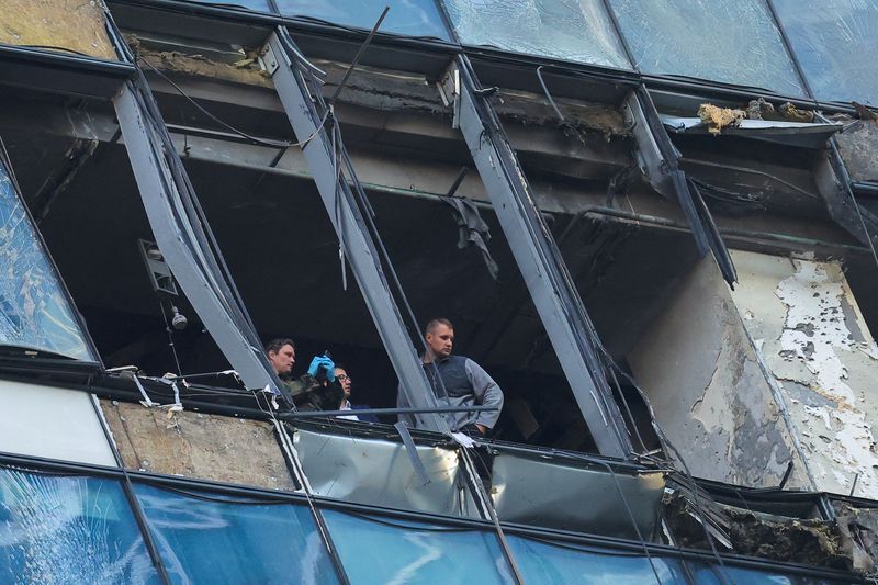 &copy; Reuters. Les services de sécurité russes inspectent un bâtiment endommagé à Moscou après une attaque de drone. /Photo prise le 1er août 2023/REUTERS/Evgenia Novozhenina 