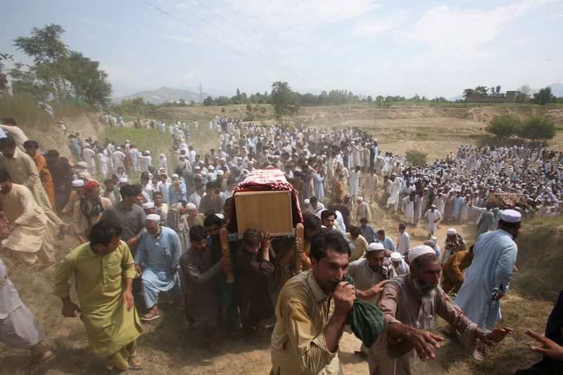 &copy; Reuters. Des gens portent les cercueils des victimes tuées dans une explosion dans la province de Khyber Pakhtunkhwa au Pakistan. /Photo prise le 31 juillet 2023/REUTERS/Khuram Parvez