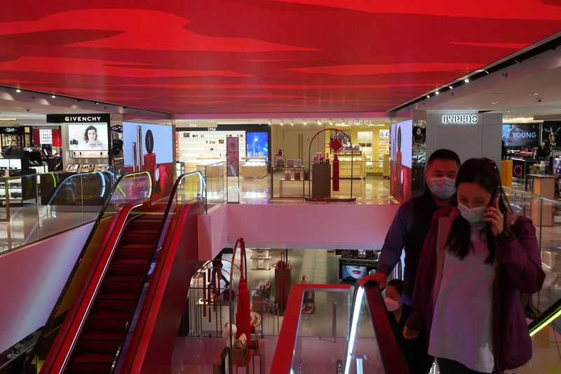 &copy; Reuters. Customers walk at a shopping mall in Tsim Sha Tsui district, following the coronavirus disease (COVID-19) outbreak, in Hong Kong, China February 10, 2022. REUTERS/Lam Yik/File photo