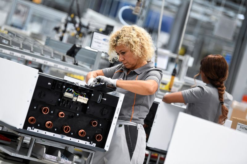 &copy; Reuters. FOTO DE ARCHIVO. Empleados trabajan en la planta del fabricante alemán de calefacciones de gas Viessmann en Allendorf, Alemania. 9 de agosto de 2022. REUTERS/Fabian Bimmer