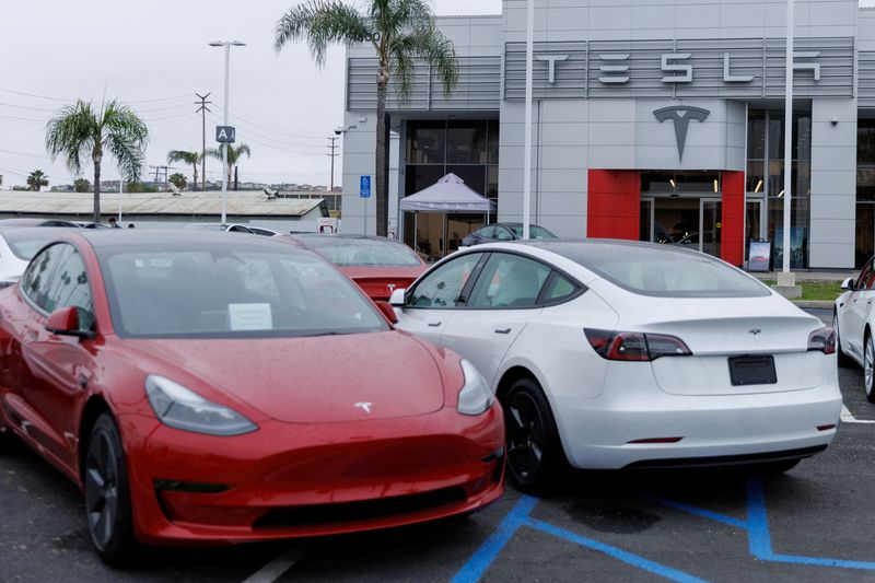 &copy; Reuters. FILE PHOTO: Tesla Model 3 vehicles are shown for sale at a Tesla facility in Long Beach, California, U.S., May 22, 2023. REUTERS/Mike Blake/File Photo