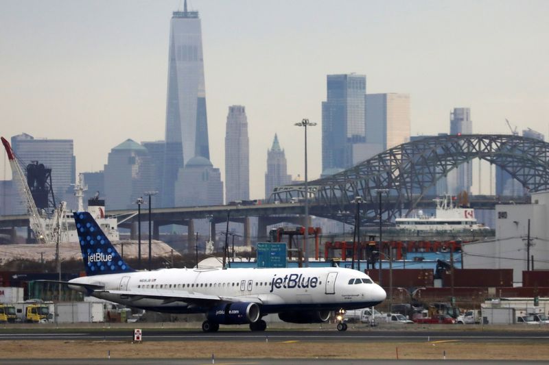 &copy; Reuters. FILE PHOTO: A JetBlue passenger jet lands with New York City as a backdrop, at Newark Liberty International Airport, New Jersey, U.S. December 6, 2019. REUTERS/Chris Helgren/File Photo