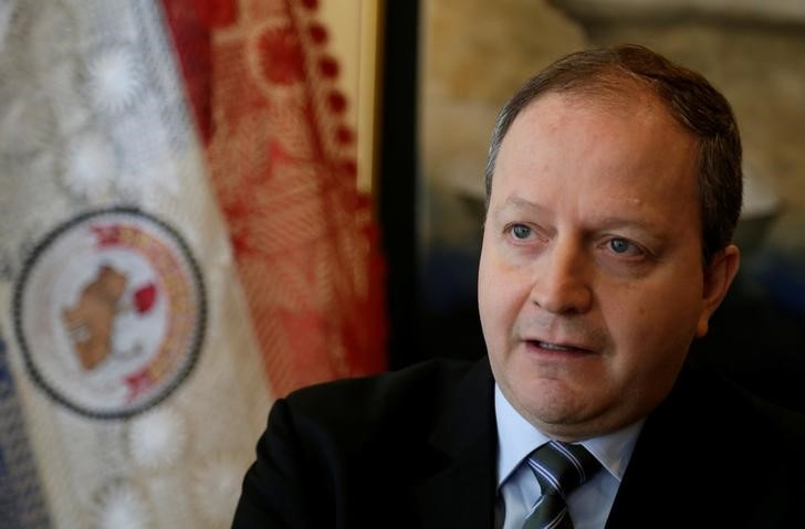 &copy; Reuters. Imagen de archivo del expresidente del Banco Central de Paraguay y futuro ministro de Hacienda, Carlos Fernández Valdovinos, durante una entrevista con Reuters en Asunción, Paraguay. 31 julio 2017. REUTERS/Jorge Adorno