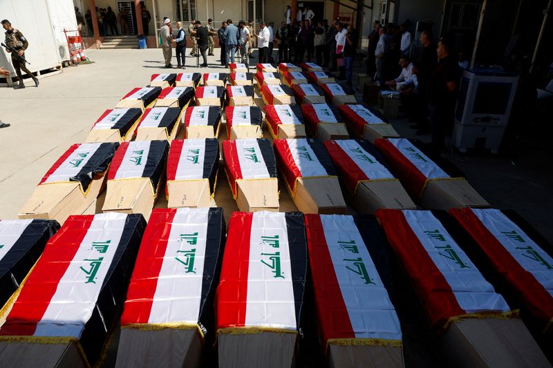 &copy; Reuters. جثامين أشخاص من الأقلية الإيزيدية قتلوا في هجمات تنظيم الدولة الإسلامية في عام 2014 عقب إخراجهم من مقبرة جماعية في الموصل بالعراق يوم 20 يونيو 
