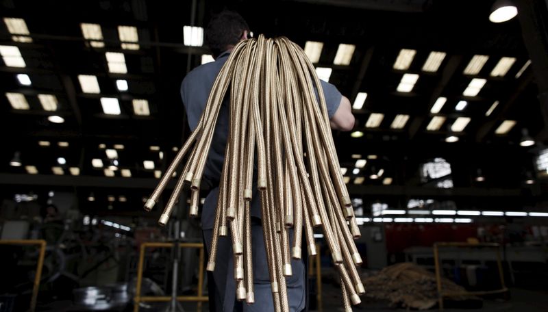 &copy; Reuters. FILE PHOTO: An employee carries copper hoses at the Sociedade Paulista de Tubos Flexiveis (SPTF) metallurgical company which manufactures flexible metal hoses, in Sao Paulo April 20, 2012.   REUTERS/Nacho Doce/File Photo         