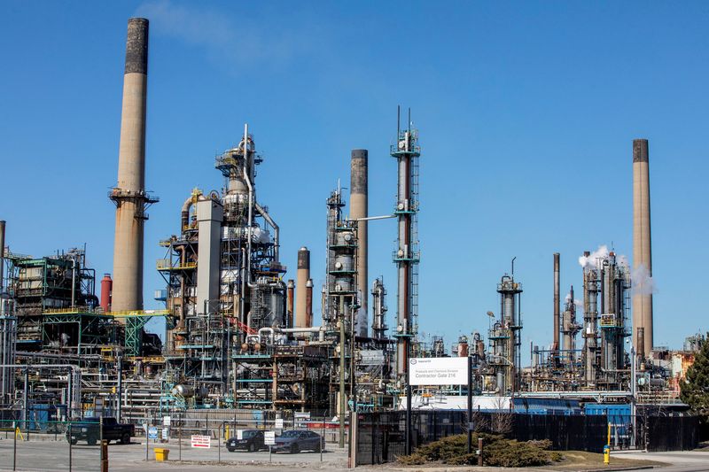 &copy; Reuters. FILE PHOTO: General view of the Imperial Oil refinery, located near Enbridge's Line 5 pipeline in Sarnia, Ontario, Canada March 20, 2021.  REUTERS/Carlos Osorio/File Photo