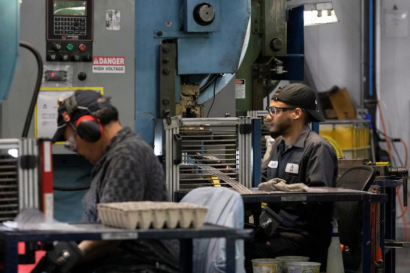 © Reuters. FILE PHOTO: Factory workers operate machine presses at Abipa Canada in Boisbriand, Quebec, Canada May 10, 2023. REUTERS/Evan Buhler