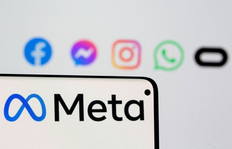 &copy; Reuters. FOTO DE ARCHIVO. Imagen de ilustración del logo de Meta en un teléfono inteligente junto al logo de Facebook, Messenger, Instagram, Whatsapp y Oculus. 28 de octubre de 2021. REUTERS/Dado Ruvic