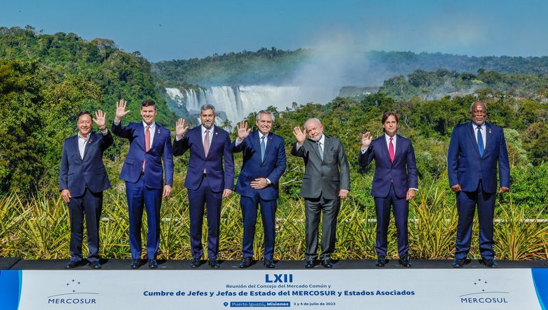 &copy; Reuters. Presidentes posam para foto oficial de cúpula do Mercosul em Puerto Iguazu
04/07/2023
Ricardo Stuckert/Presidência do Brasil/Divulgação via REUTERS