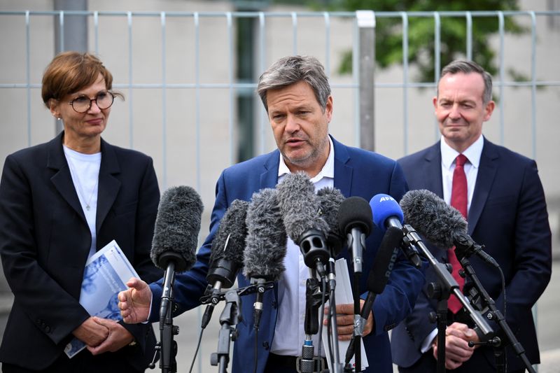 © Reuters. FOTO DE ARCHIVO: El ministro alemán de Economía y Clima, Robert Habeck, flanqueado por el ministro de Transporte, Volker Wissing, y la ministra de Educación, Bettina Stark-Watzinger, habla durante una rueda de prensa sobre la estrategia nacional de hidrógeno del país, cerca de la Cancillería en Berlín, Alemania, 26 de julio de 2023. REUTERS/Annegret Hilse/Foto de archivo