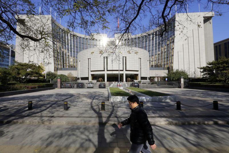 &copy; Reuters. Un hombre pasa por delante de la sede del Banco Popular de China (PBOC), el banco central, en Pekín el 20 de noviembre de 2013. China levantará los controles sobre las tasas de depósito cuando las condiciones estén maduras, dijo el miércoles el viceg