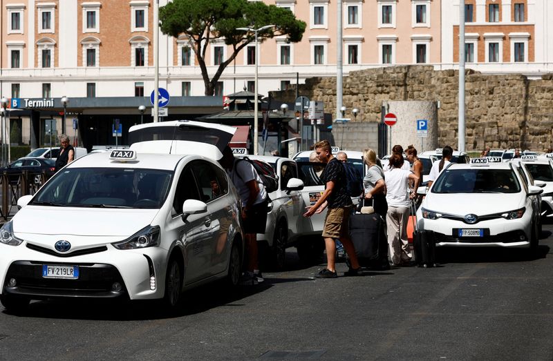 &copy; Reuters. Photo d'archives des taxis à Rome, en Italie. /Photo prise le 17 juillet 2023/REUTERS/Remo Casilli 