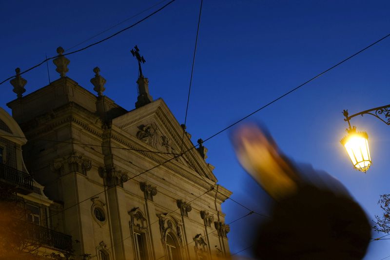 &copy; Reuters. Pessoa caminha perto de igreja em Lisboa
 2/12/2021     REUTERS/Pedro Nunes