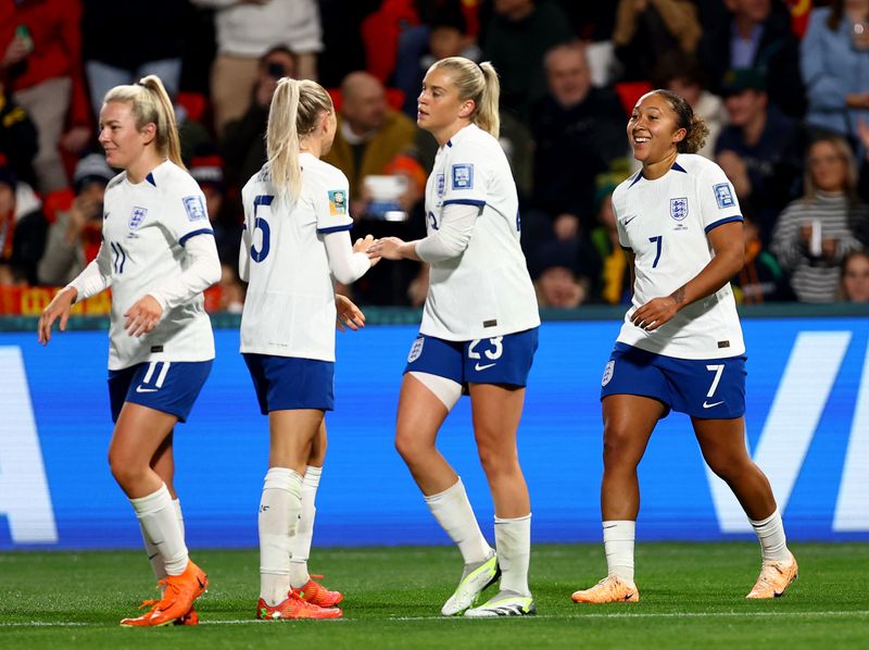 &copy; Reuters. Jogadoras da Inglaterra celebram gol contra China
 1/8/2023     REUTERS/Hannah Mckay