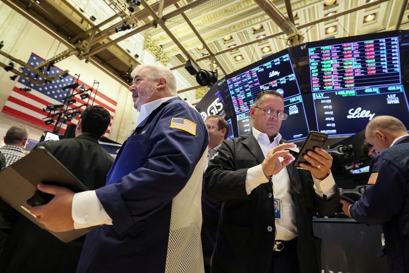 &copy; Reuters. FILE PHOTO: Traders work on the floor of the New York Stock Exchange (NYSE) in New York City, U.S., July 20, 2023.  REUTERS/Brendan McDermid/File Photo