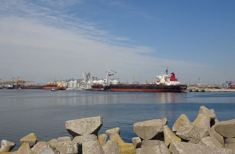 &copy; Reuters. FILE PHOTO: A view of the cereal terminal with grain silo in the Black Sea port of Constanta, Romania, May 11, 2022. REUTERS/Anca Cernat/File Photo