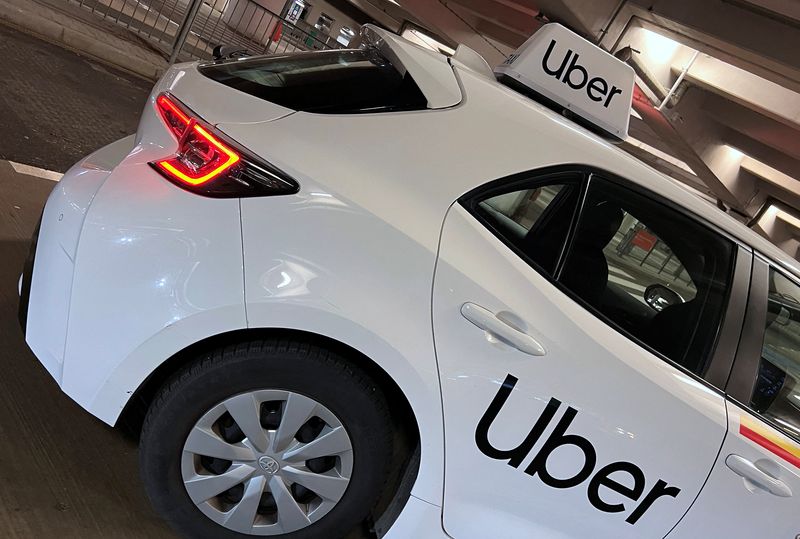 © Reuters. Uber branding is seen on private hire vehicle at Chopin Airport in Warsaw, Poland, March 22, 2023. REUTERS/Toby Melville