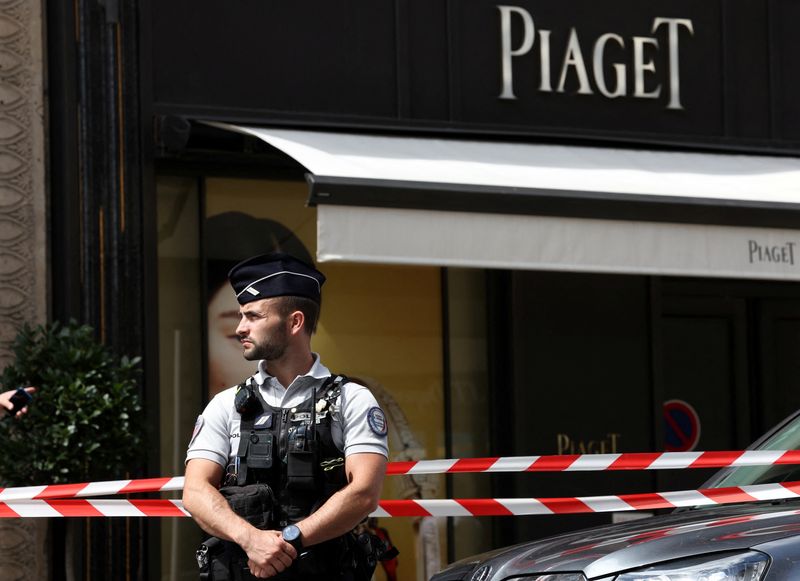 &copy; Reuters. Homens armados roubam joias avaliadas em 15 mi de euros da relojoaria Piaget em Paris
01/08/2023
REUTERS/Stephanie Lecocq