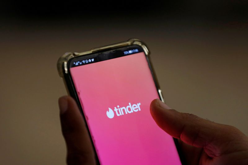 &copy; Reuters. FILE PHOTO: The dating app Tinder is shown on a mobile phone in this picture illustration taken September 1, 2020. Picture taken September 1, 2020. REUTERS/Akhtar Soomro/Illustration/File Photo