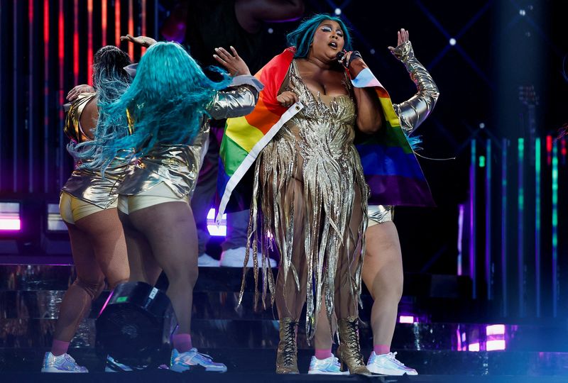 &copy; Reuters. FILE PHOTO: Lizzo performs at the Glastonbury Festival site in Somerset, Britain, June 24, 2023. REUTERS/Jason Cairnduff/File Photo