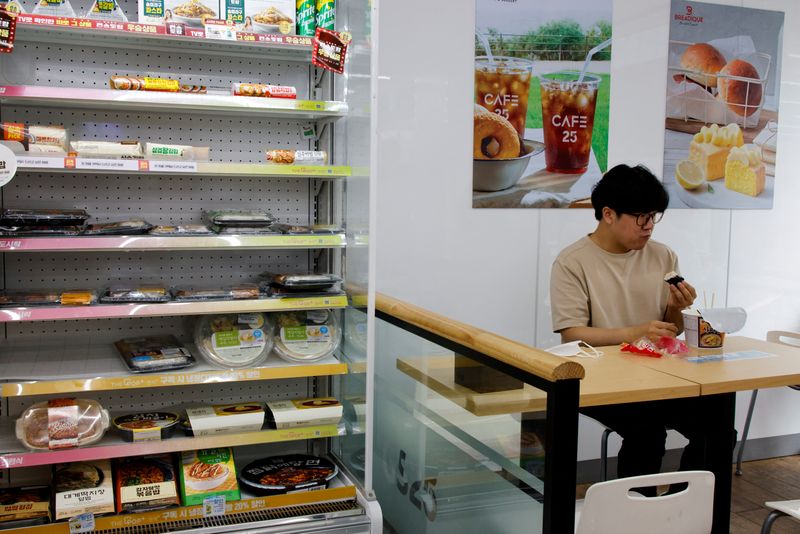 &copy; Reuters. FILE PHOTO: An office worker eats his lunch at a convenience store in Seoul, South Korea, June 24, 2022. REUTERS/ Heo Ran/File Photo