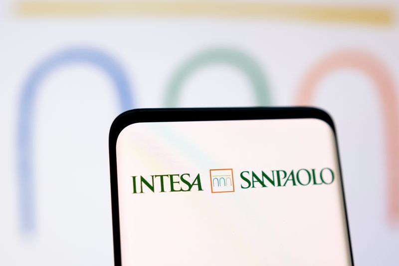 © Reuters. Intesa Sanpaolo bank logo is seen displayed in this illustration taken, May 3, 2022. REUTERS/Dado Ruvic/Illustration