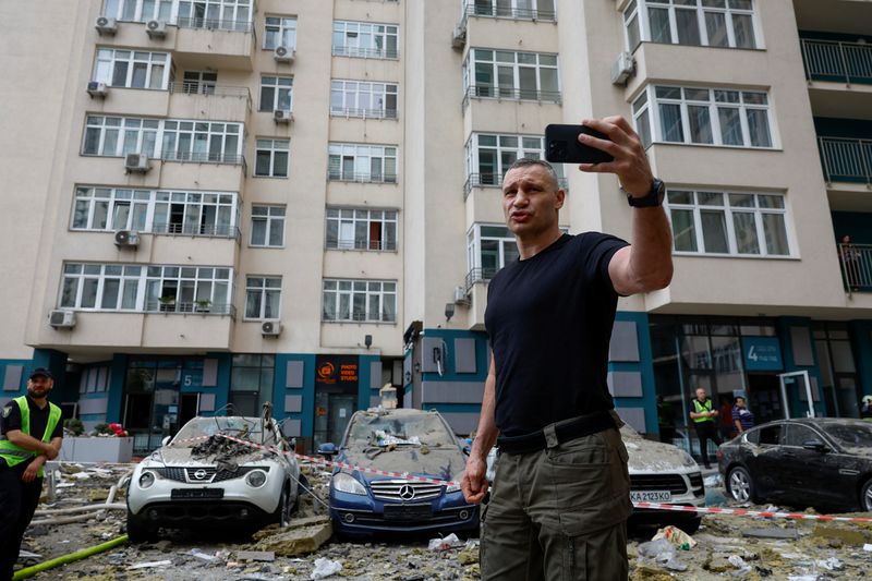 &copy; Reuters. رئيس بلدية كييف فيتالي كليتشكو يصور مقطع فيديو عند موقع مبنى سكني لحقت به أضرار خلال قصف صاروخي روسي في العاصمة الأوكرانية يوم 24 يونيو حزيرا