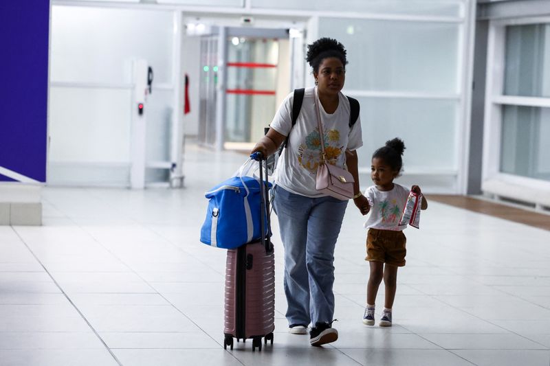 © Reuters. A woman and a child, among the French nationals and other European citizens, who have been evacuated from Niger, days after a junta seized power in the West African country, arrive at the Paris Charles de Gaulle Airport in Roissy, near Paris, France, August 2, 2023. REUTERS/Stephanie Lecocq