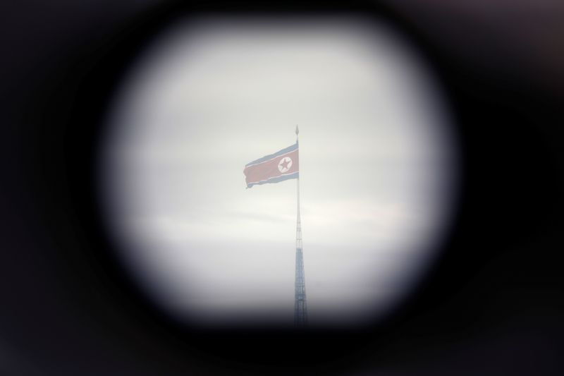 &copy; Reuters. علم كوريا الشمالية يرفرف أعلى برج في قرية جيجوندونج ويمكن رؤيته من خلال عدسة مراقبة في قرية قرب الخط الحدودي داخل المنطقة منزوعة السلاح الت