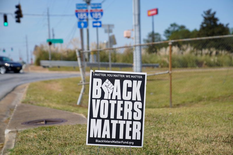 © Reuters. FILE PHOTO: A sign reading 'black voters matter' stands on a roadside as early voting begins for the midterm elections in Columbus, Georgia, U.S., October 17, 2022.  REUTERS/Cheney Orr