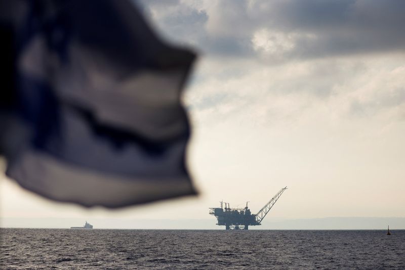 &copy; Reuters. علم إسرائيل يرفرف أمام منصة انتاج حقل ليفياثان للغاز في البحر المتوسط قبالة ساحل حيفا في صورة من أرشيف رويترز.